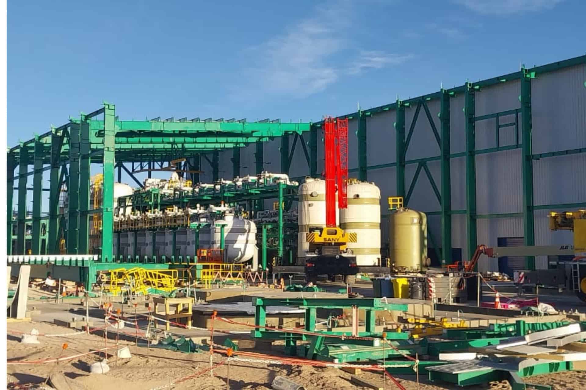 Puertas S.R.L. en una obra industrial en proceso de construcción con estructura metálica y maquinari.